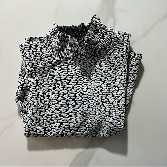 Textured top with turtle neck leopard - Picture 2 of 2